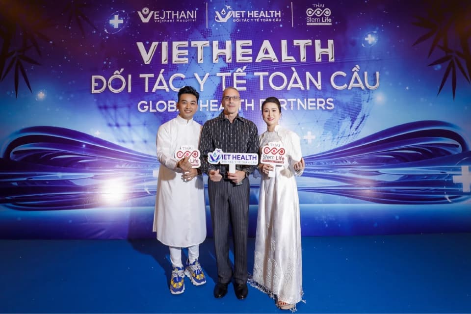 Dr. Konstantinos Papadopoulos ร่วมด้วย พ.ญ.พิมพกานต์ อาวเจนพงษ์ และ คุณณัฏฐา จันทร์เปล่งแก้ว
