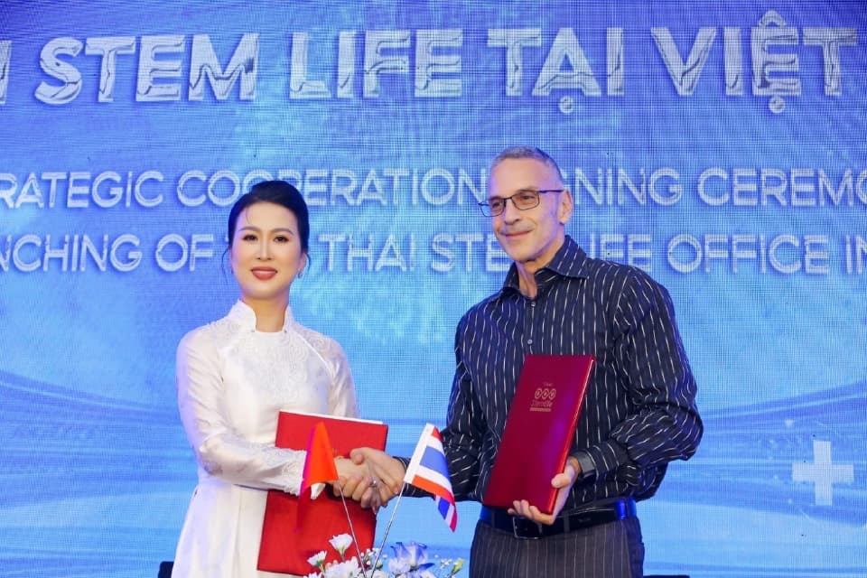 คณะผู้บริหารและแขกผู้มีเกียรติในงานฉลองครบรอบ 20 ปี